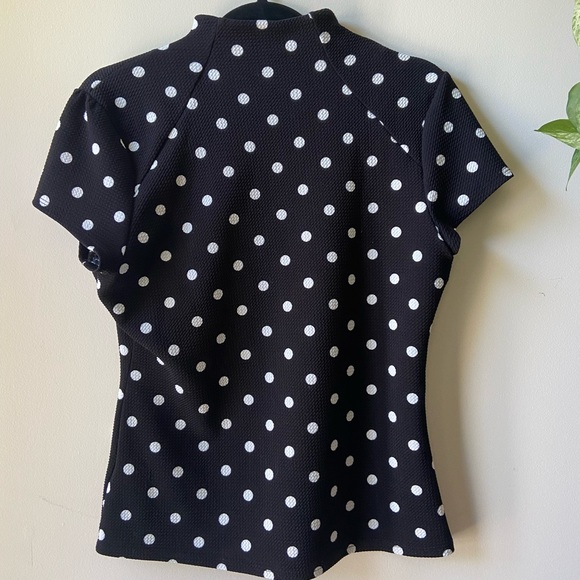 Polka dot short sleeve top with keyhole - Picture 4 of 8